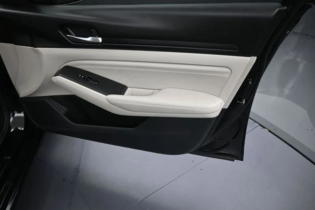 Used 2020 Black Nissan 2.5 S image 11