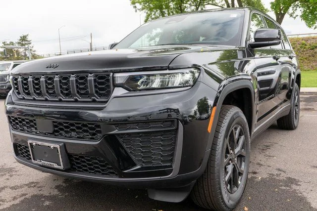 New 2026 Diamond Black Crystal Pearl-Coat Exterior Paint Jeep Altitude image 2