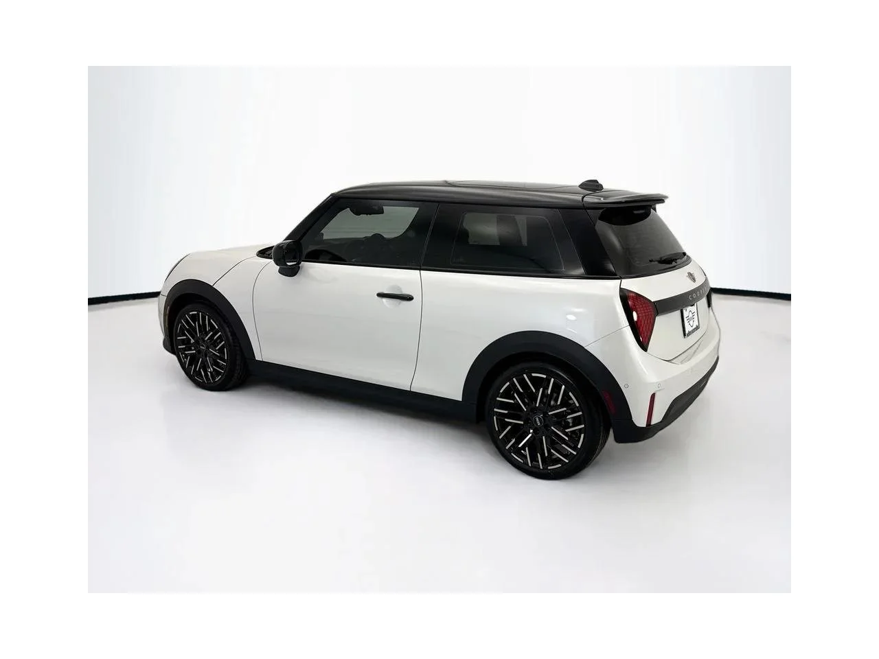 New 2026 Nanuq White Metallic MINI ICONIC image 7