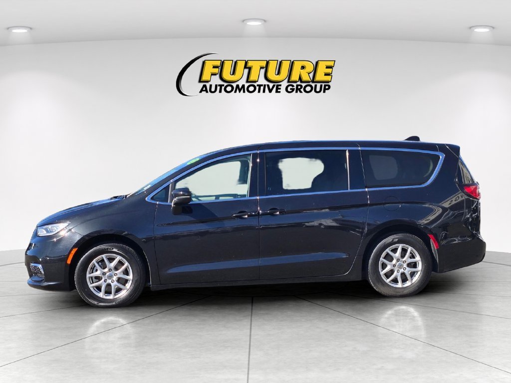 Used 2023 Black Chrysler Touring L image 7