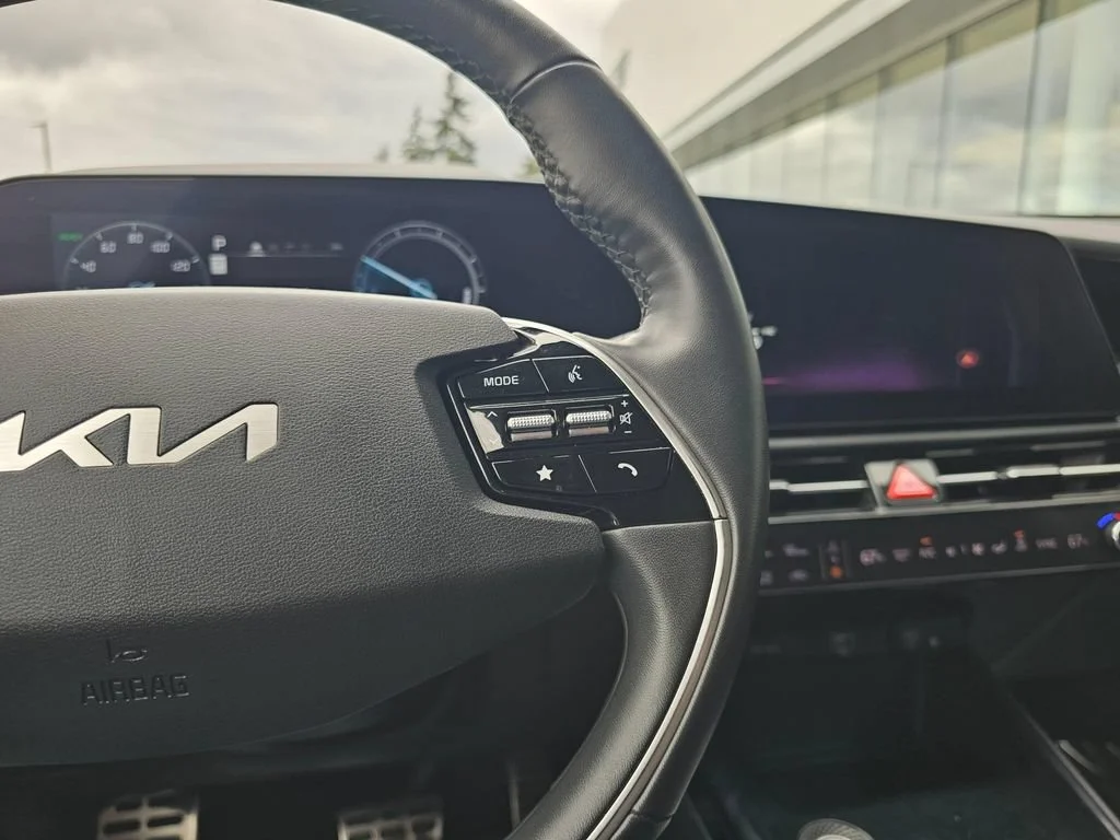 Used 2023  Kia Wave image 35
