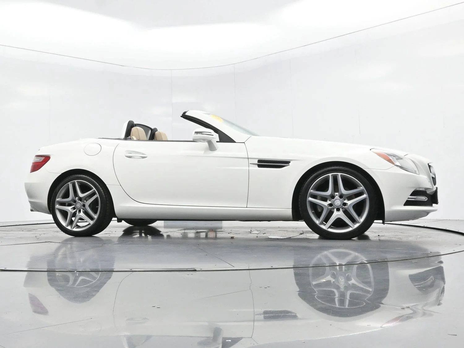 Used 2015 White Mercedes-Benz SLK 250 image 39