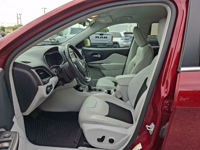 Used 2020 Red Jeep Latitude Plus image 13