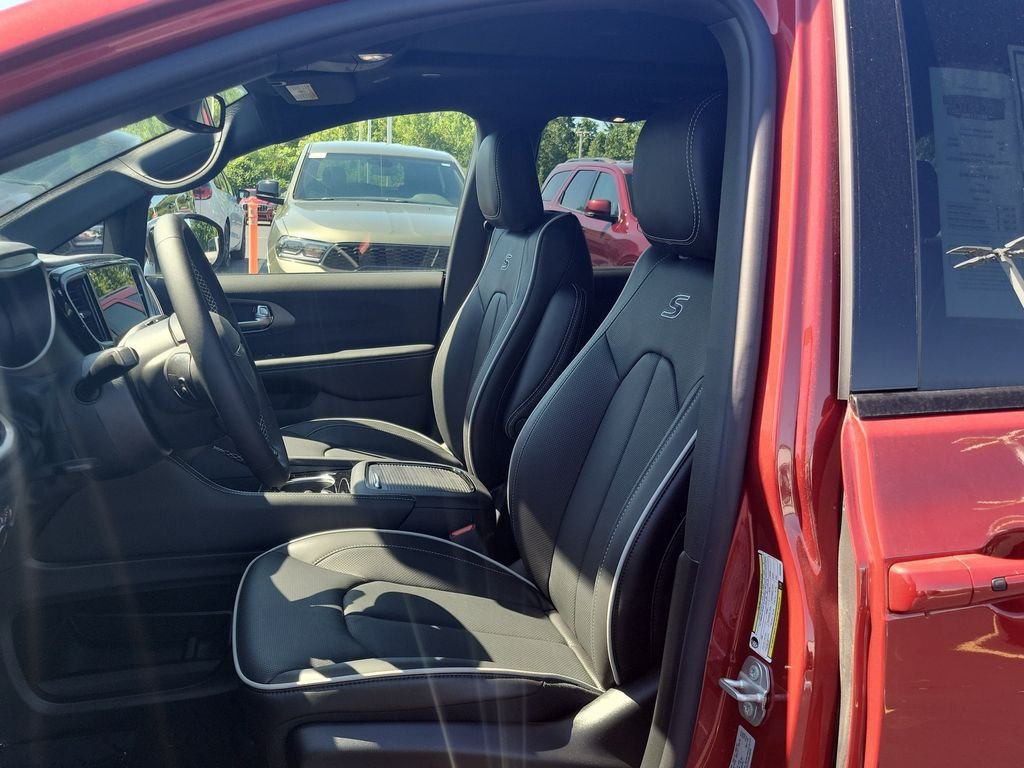 New 2027 Red Hot Pearl-Coat Exterior Paint Chrysler Limited image 18