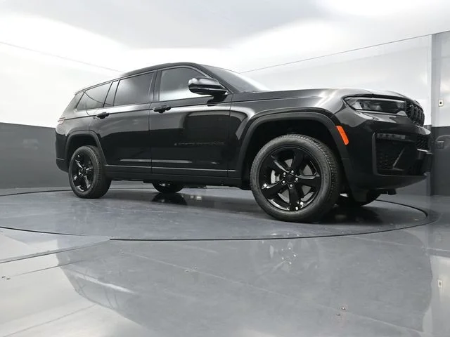 New 2026 Diamond Black Crystal Pearlcoat Jeep Limited image 19
