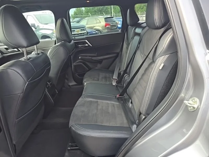 Used 2022  Mitsubishi SE image 26