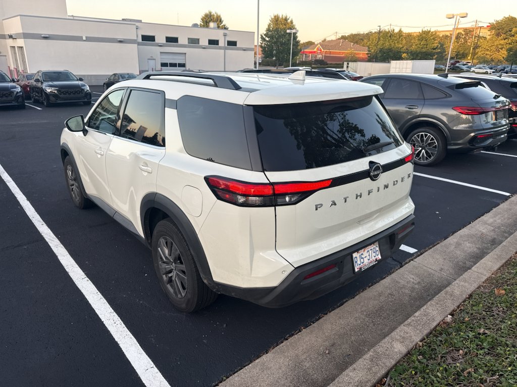 Used 2022 Glacier White Nissan SV image 4