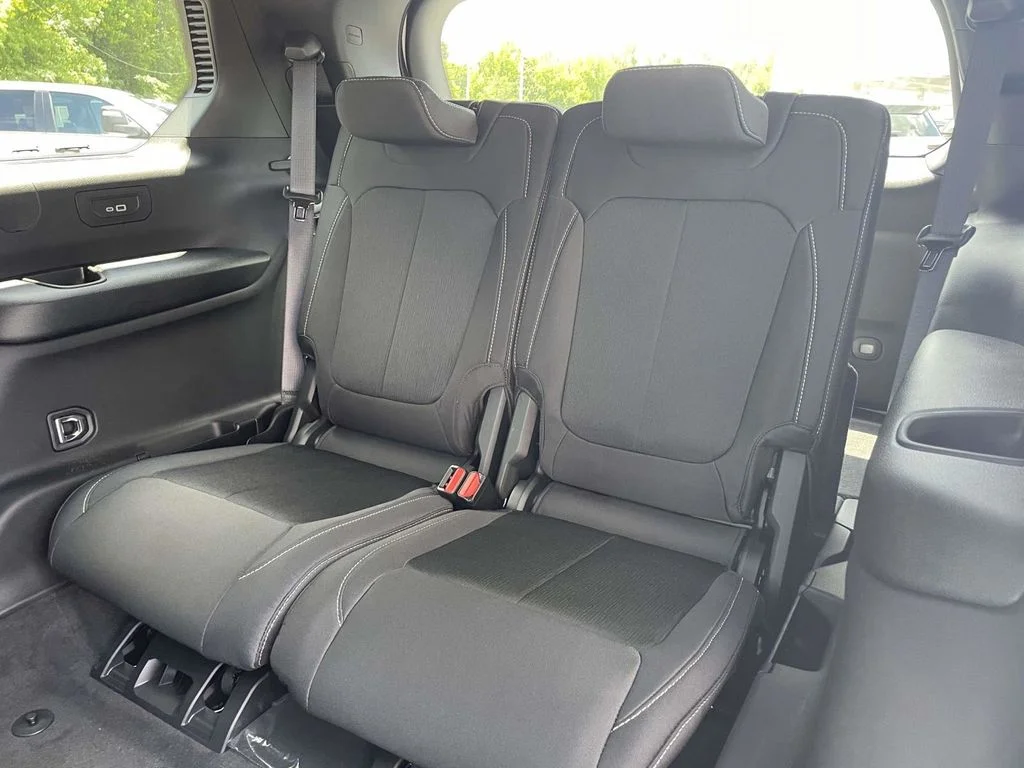 New 2026 Bright White Clear-Coat Exterior Paint Jeep Laredo image 19