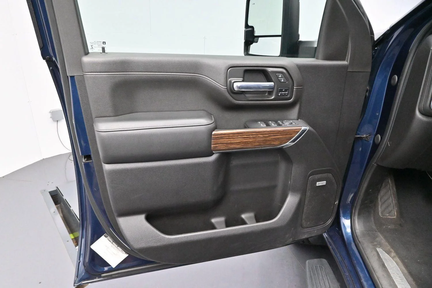 Used 2023 Northsky Blue Metallic Chevrolet High Country image 9