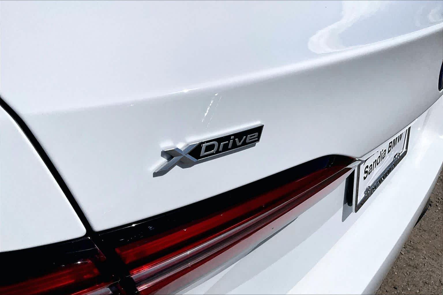 Used 2026 Alpine White BMW 550e xDrive image 28