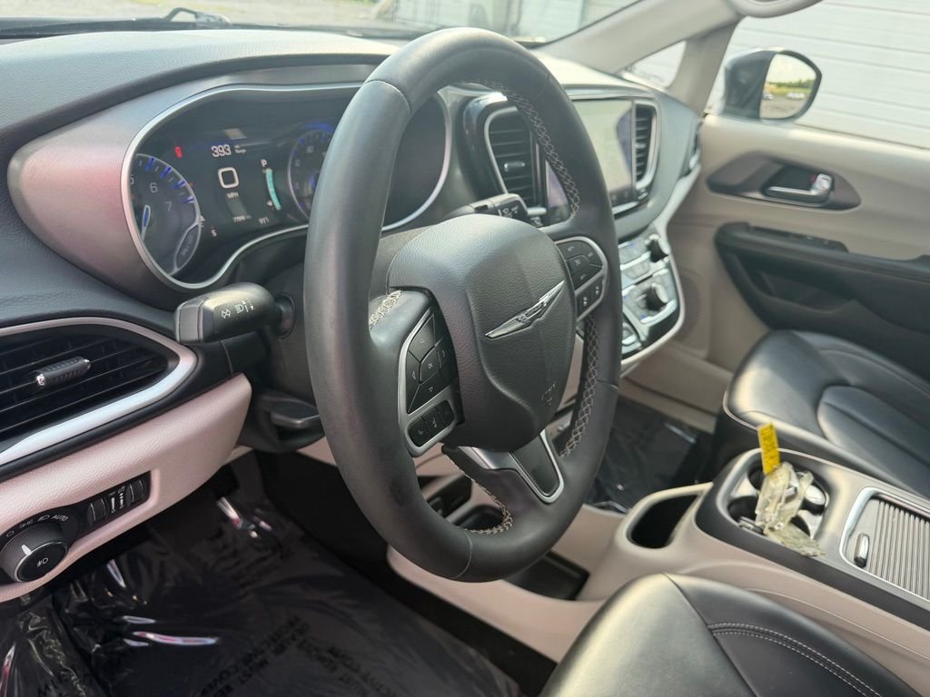 Used 2023 Black Chrysler Touring L image 18