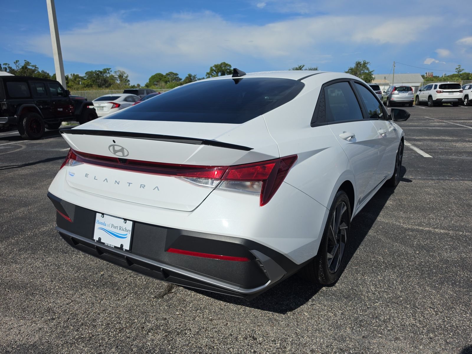 Used 2025 White Hyundai SEL Sport image 4