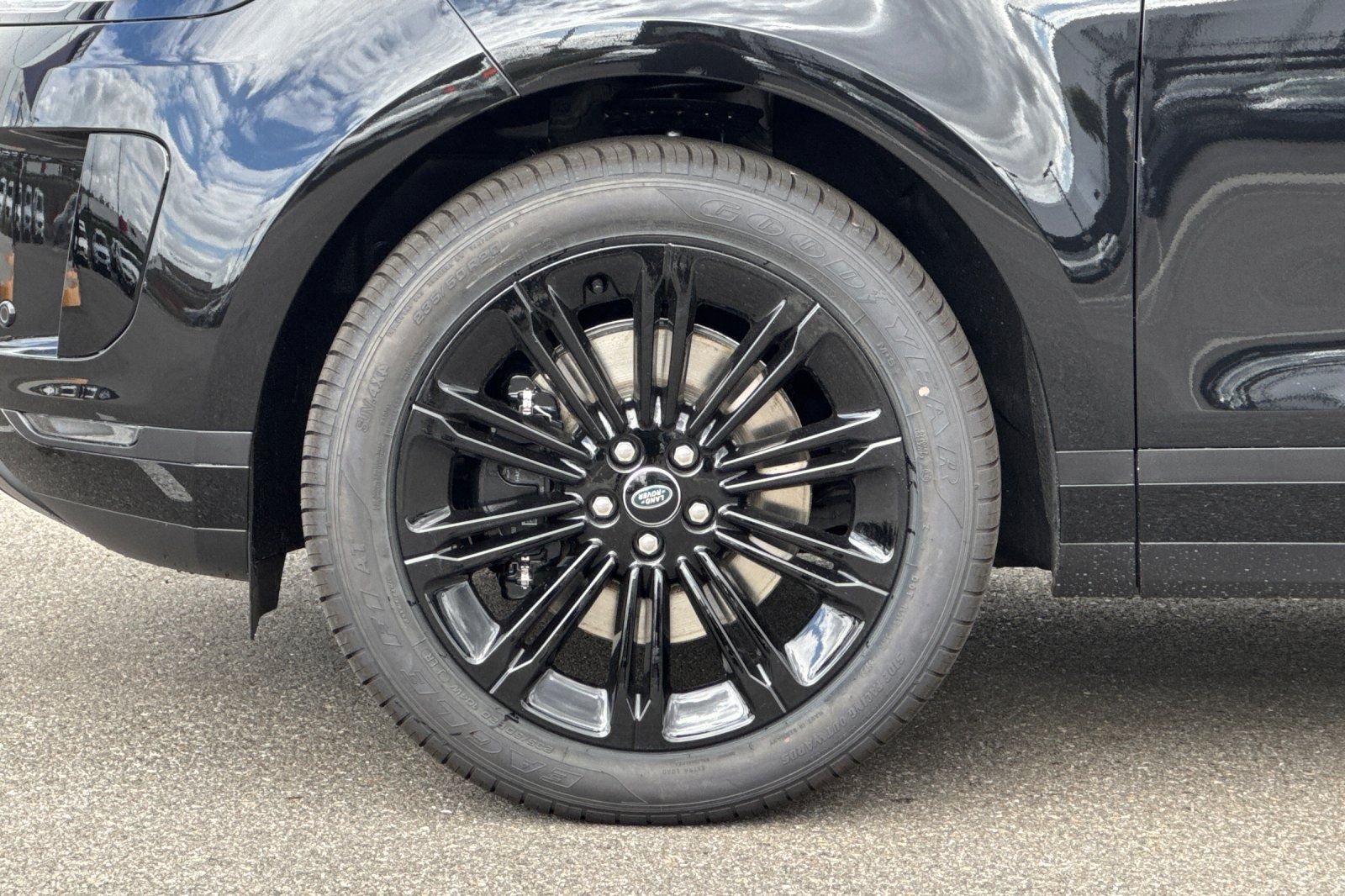 New 2026 Santorini Black Land Rover S image 32