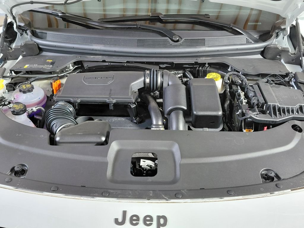 New 2026 Bright White Clear-Coat Exterior Paint Jeep Overland image 25