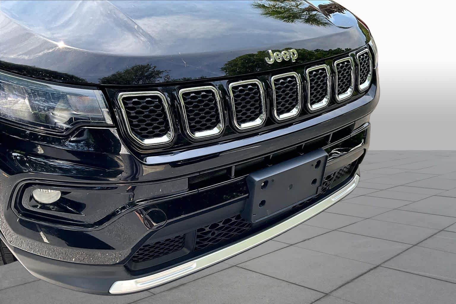 Used 2023 Diamond Black Crystal Pearlcoat Jeep Limited image 29