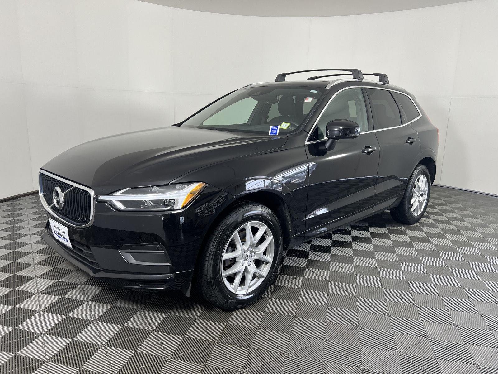 Used 2020 Onyx Black Metallic Volvo Momentum image 32