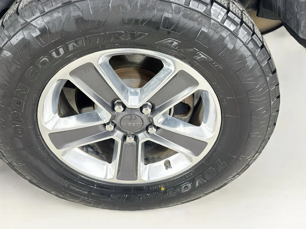 Used 2018 Granite Crystal Metallic Clearcoat Jeep Unlimited Sahara image 39