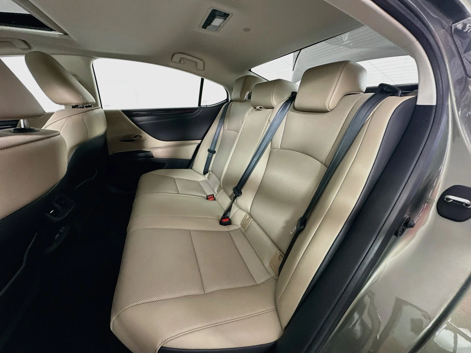Used 2020 Green Lexus 300h image 25