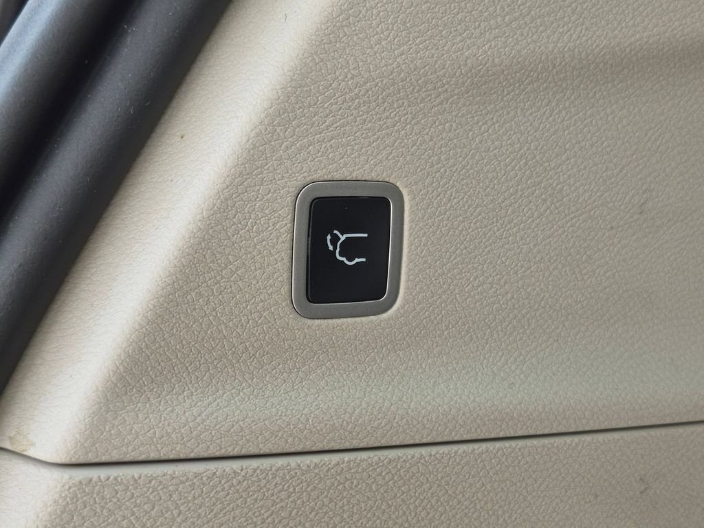 Used 2022 Gray Chrysler Limited image 9