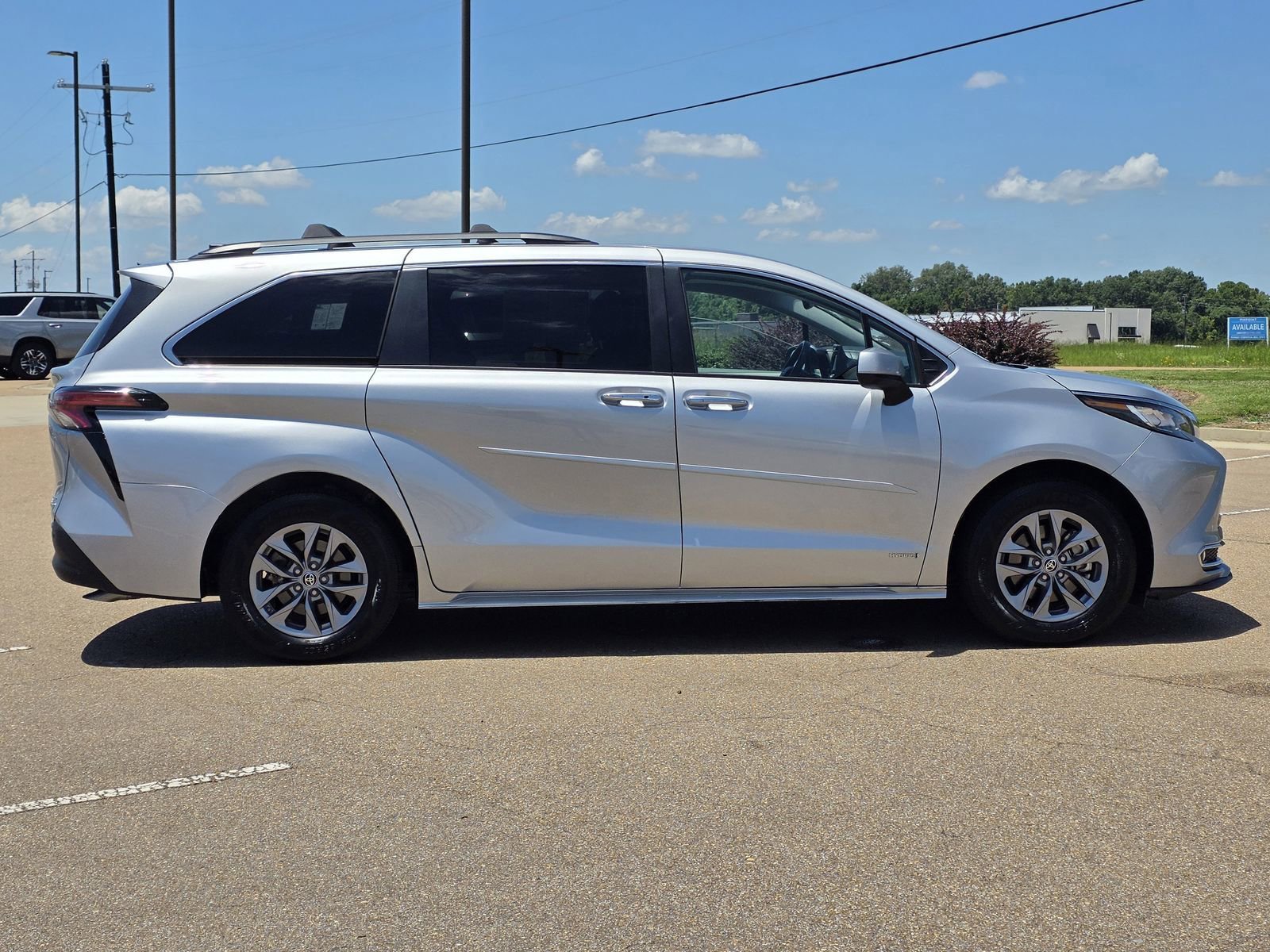 Used 2021 Silver Toyota XLE image 4