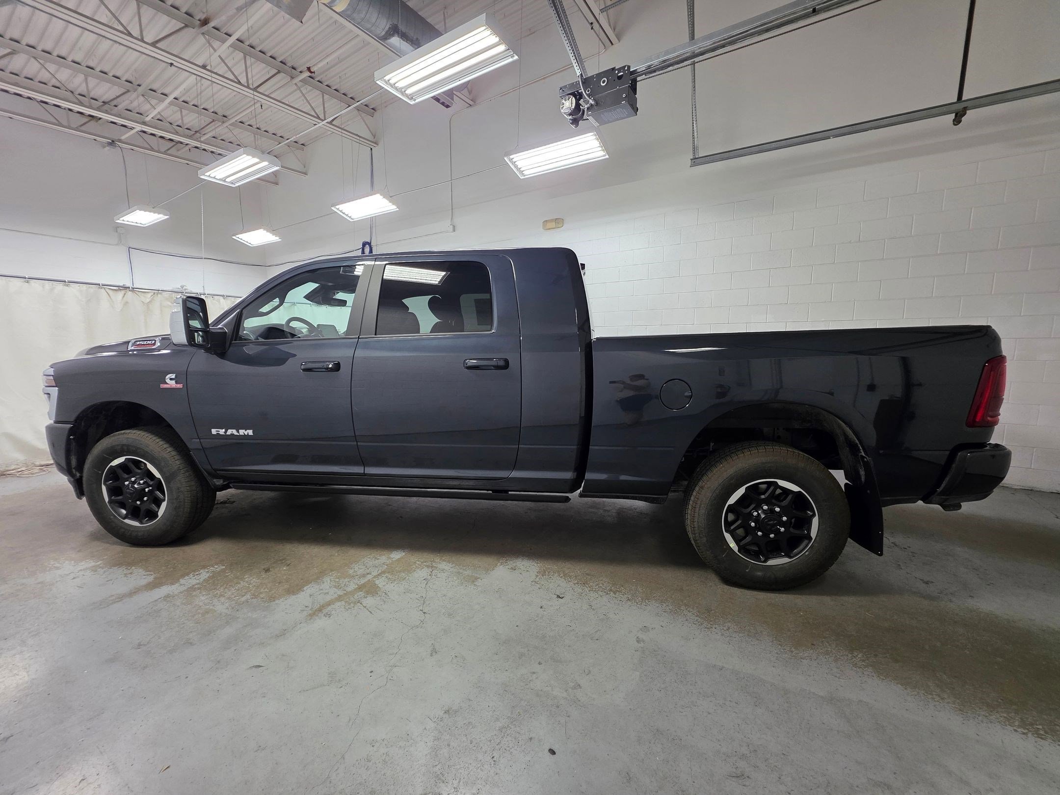 2025 RAM 3500 Laramie - Photo 8
