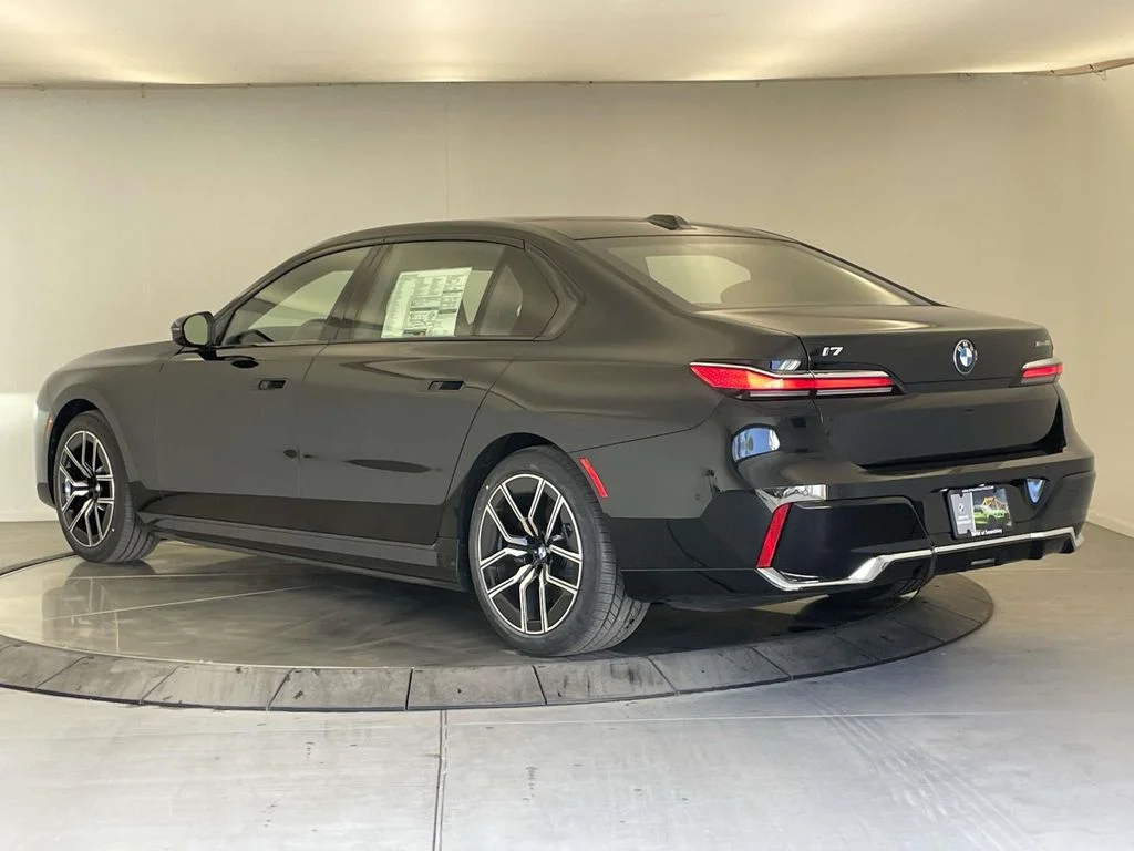 Used 2026 Black BMW xDrive60 image 3