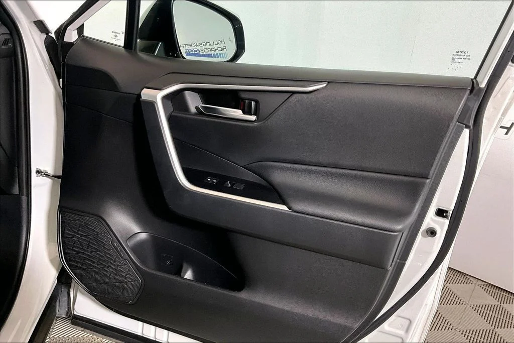 Used 2020 White Toyota XLE Premium image 19