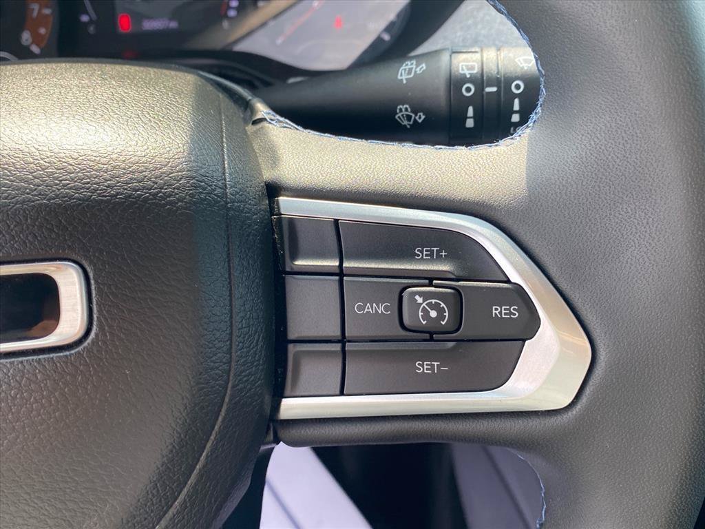 Used 2022 Diamond Black Crystal Pearlcoat Jeep Latitude image 18
