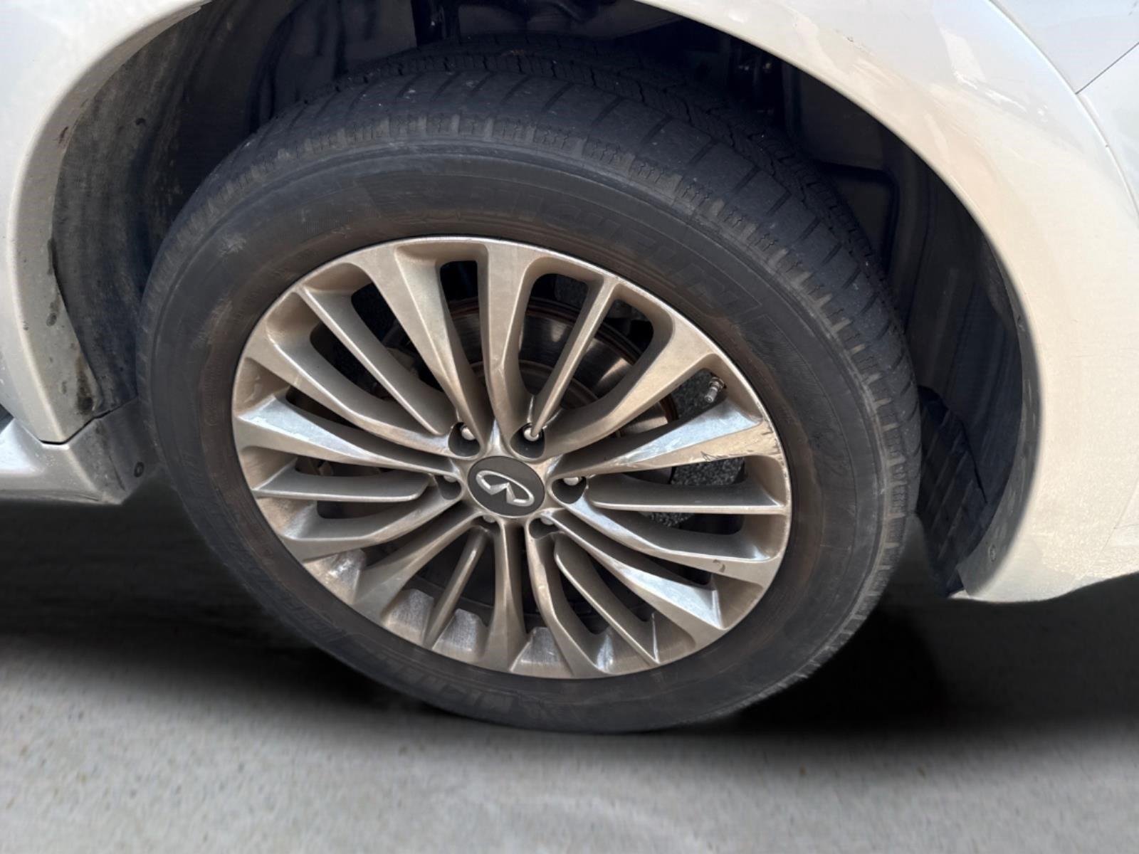 Used 2019  INFINITI  image 19