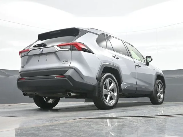 Used 2021 Silver Toyota XLE Premium image 26