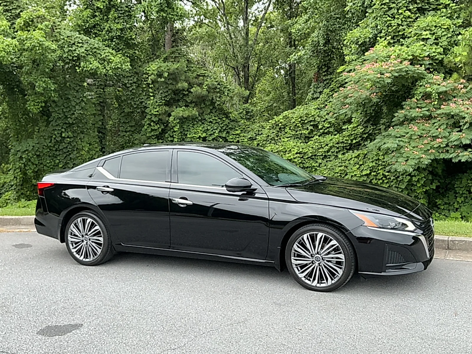 Used 2023 Super Black Nissan SL FWD image 1