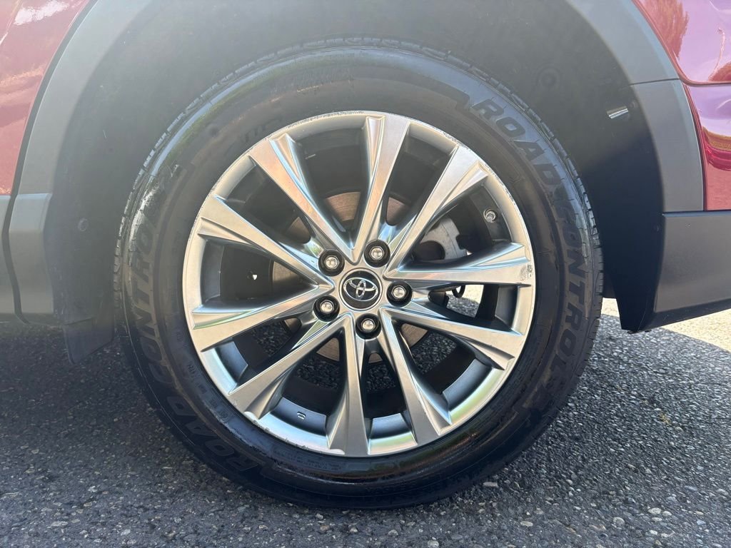 Used 2018 Pearl Toyota Limited image 10