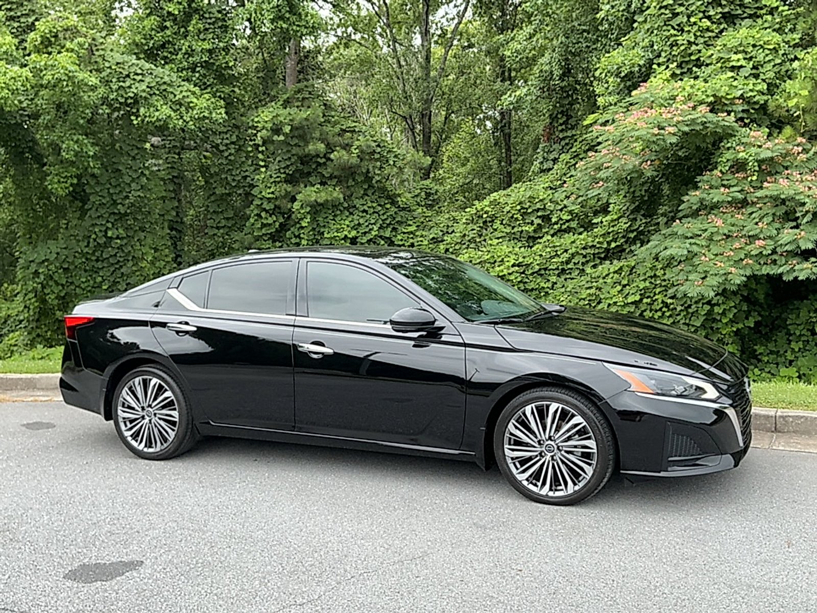 Used 2023 Super Black Nissan SL FWD image 1