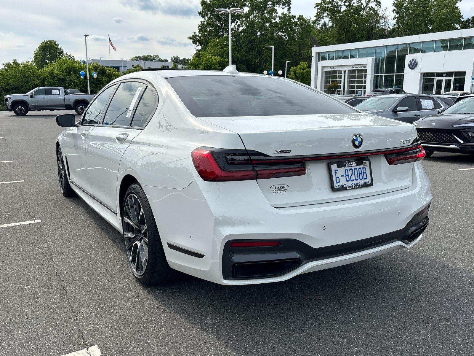 Used 2022 Alpine White BMW 750i xDrive image 3