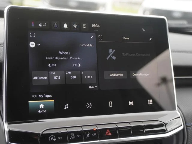 New 2026 Diamond Black Crystal Pearl-Coat Exterior Paint Jeep Latitude image 21