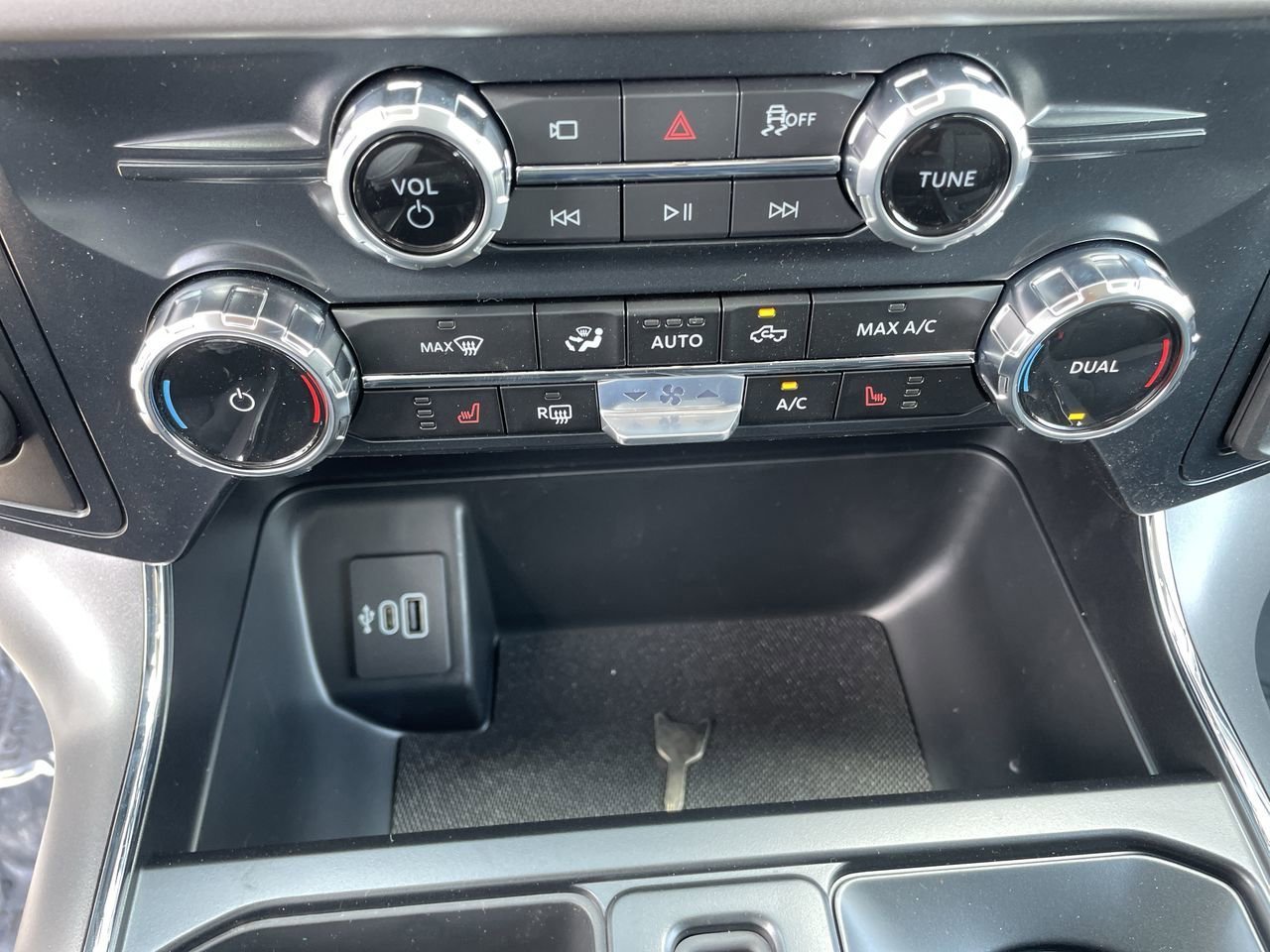 New 2026 Agate Black Metallic Ford XLT image 23