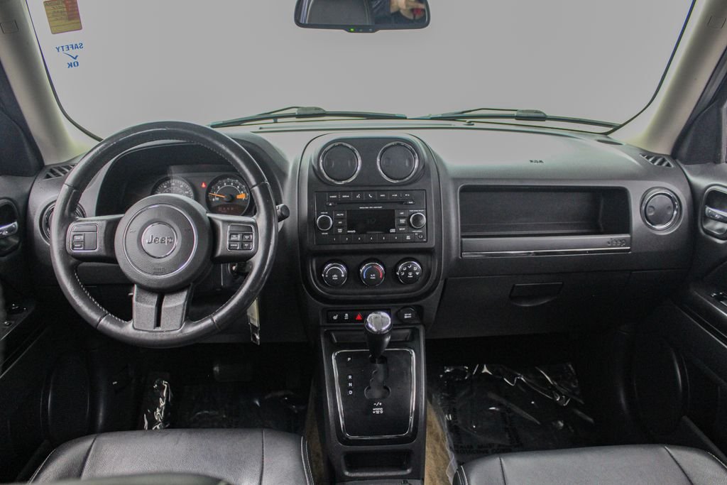 Used 2017 Blue Jeep Latitude image 29