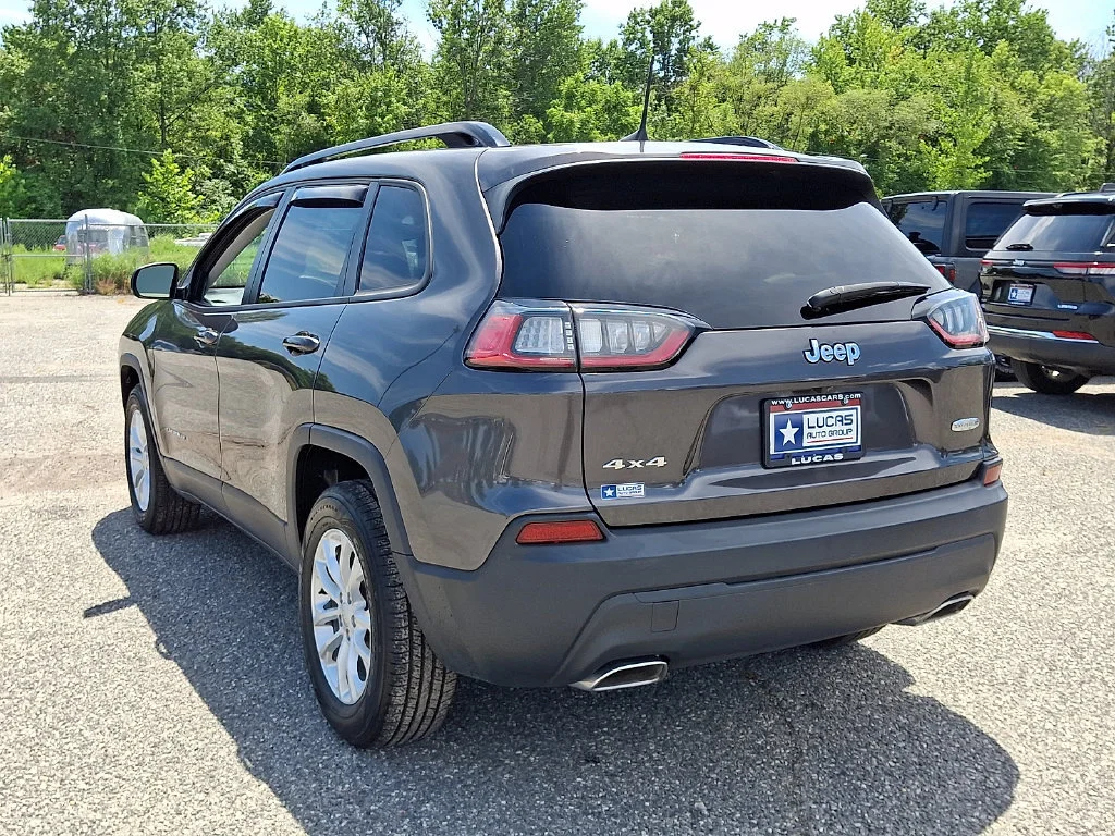 Used 2022 Granite Crystal Metallic Clearcoat Jeep Latitude Lux image 9