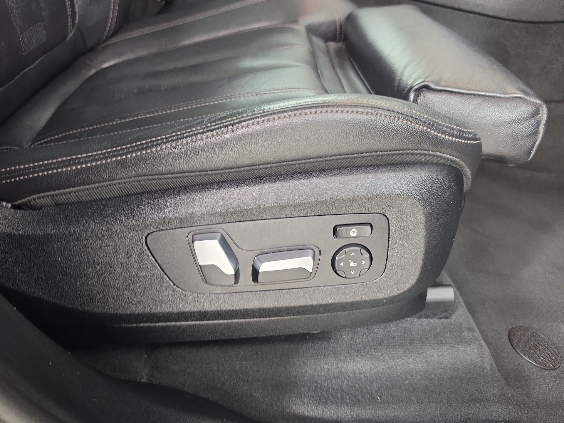 Used 2020 Black BMW sDrive40i image 47