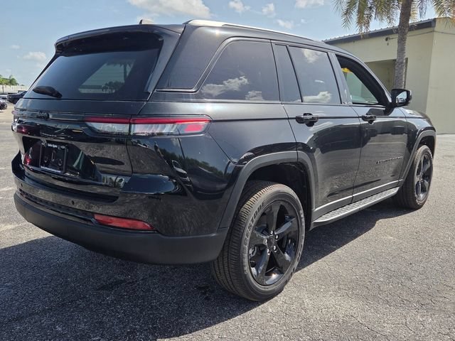 Used 2025 Diamond Black Crystal Pearlcoat Jeep Altitude X image 3