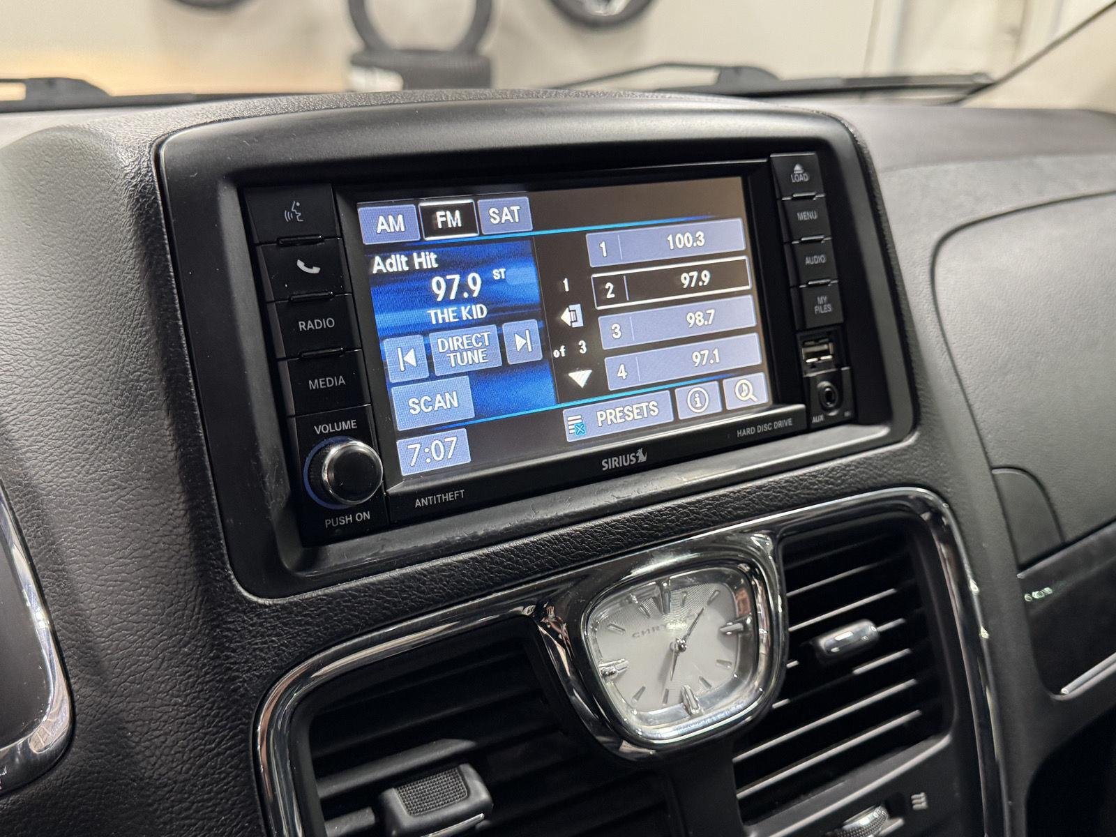 2016 Chrysler Town & Country Touring - Photo 27