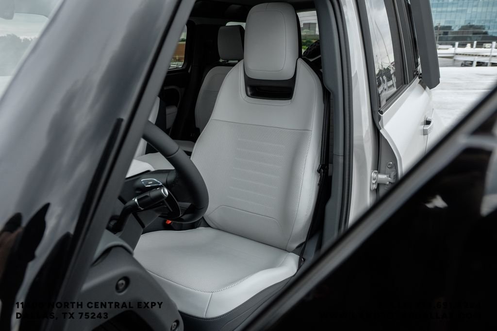 New 2026 Borasco Grey Metallic Land Rover OCTA image 35