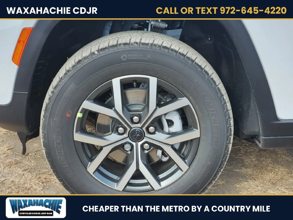 New 2027 Bright White Clear-Coat Paint Jeep Laredo image 8
