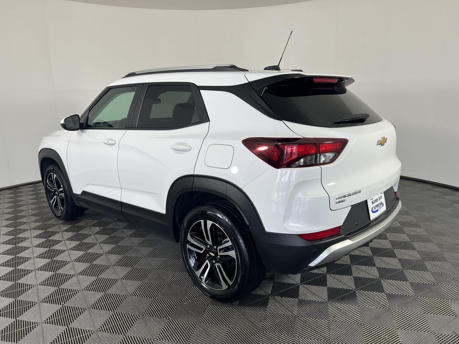 Used 2024 Summit White Chevrolet LT image 24