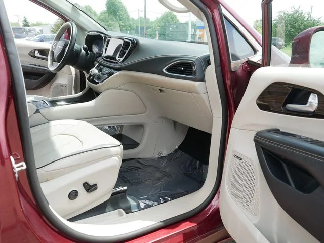 Used 2021 Velvet Chrysler Limited image 20