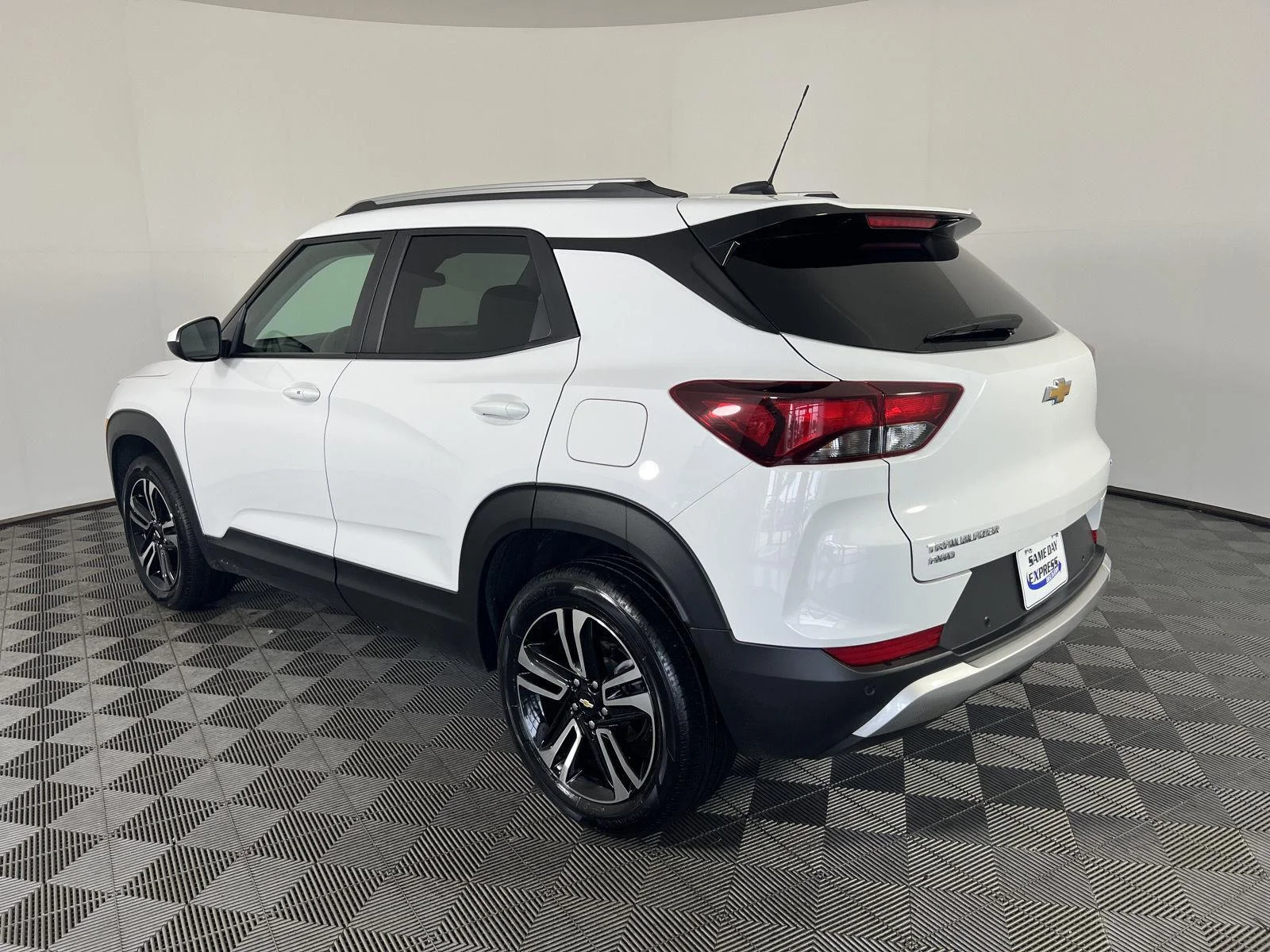 Used 2024 Summit White Chevrolet LT image 24