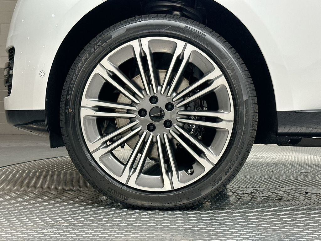 New 2026 Fuji White Land Rover SE image 5