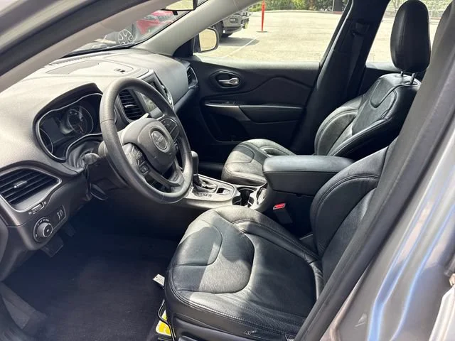 Used 2019 Billet Silver Metallic Clearcoat Jeep Latitude image 14