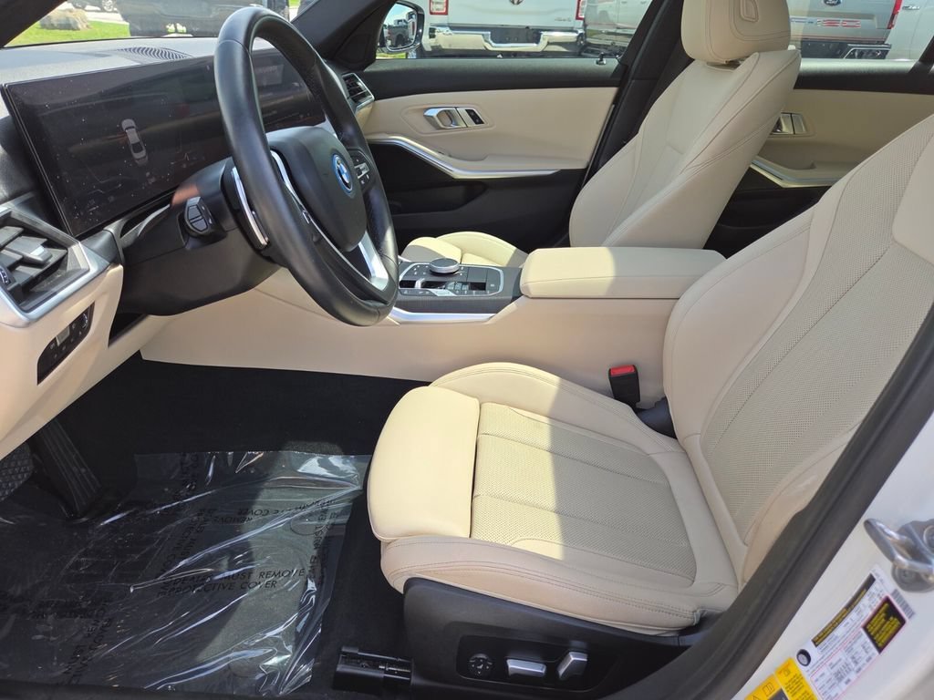 2023 BMW 3 Series 330e - Photo 27