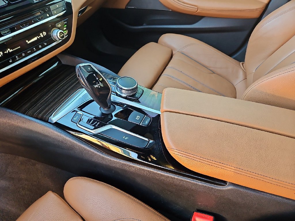 Used 2018 White BMW 540i xDrive image 25